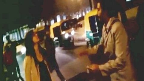 ಬೈಕ್'ಗೆ ಡಿಕ್ಕಿ ಹೊಡೆದಿದ್ದೂ ಅಲ್ಲದೆ, ರಾದ್ಧಾಂತ ಮಾಡಿದ ಯುವತಿ