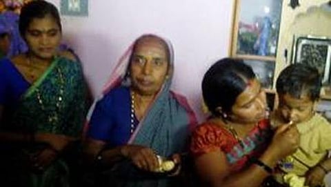 ಹನುಮಂತಪ್ಪನ ಪತ್ನಿ ಹಾಗೂ ತಾಯಿ(ಬಲಗಡೆಯಿಂದ)