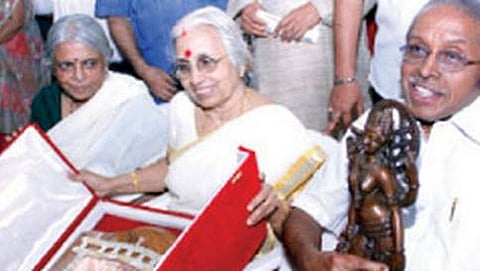 ಜ್ಞಾನಪೀಠ ಪ್ರಶಸ್ತಿಯೊಂದಿಗೆ ಒಎನ್ ವಿ ಕುರಪ್ ಹಾಗೂ ಅವರ ಪತ್ನಿ ಸರೋಜಿನಿ ಅಮ್ಮ