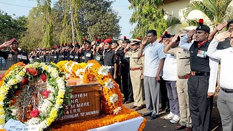ವೀರಯೋಧ ಸಹದೇವ್ ಮೇರೆ ಅವರಿಗೆ ಭಾನುವಾರ ಬೆಳಗಾವಿಯಲ್ಲಿ ಸಚಿವ ಸತೀಶ್ ಜಾರಕಿಹೋಳಿ ಹಾಗೂ ಸೇನಾ ಅಧಿಕಾರಿಗಳು ಅಂತಿಮ ನಮನ ಸಲ್ಲಿಸಿದರು.