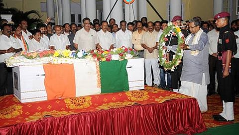 ಮೃತ ಯೋಧ ಮಹೇಶ್ ಗೆ ಅಂತಿಮ ನಮನ ಸಲ್ಲಿಸಿದ ಸಿಎಂ ಸಿದ್ದರಾಮಯ್ಯ