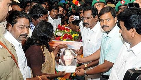 ಶವಪೆಟ್ಟಿಗೆ ಮುಂದೆ ಜಯಲಲಿತಾ ಭಾವಚಿತ್ರ