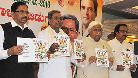 ಪ್ರಣಾಳಿಕೆ ಬಿಡುಗಡೆ ಮಾಡುತ್ತಿರುವ ಸಿದ್ದರಾಮಯ್ಯ ಹಾಗೂ ಪರಮೇಶ್ವರ