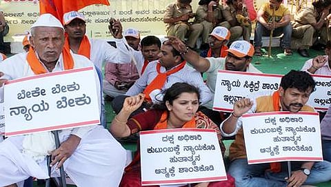 ವೀರಶೈವ ಲಿಂಗಾಯತ ಯುವ ವೇದಿಕೆಯ ನೇತೃತ್ವದಲ್ಲಿ ನಡೆದ ಪ್ರತಿಭಟನೆಯಲ್ಲಿ ಮಲ್ಲಿಕಾರ್ಜುನರ ತಂದೆ ಕರಿಬಸಪ್ಪ ಮತ್ತು ಇತರರು