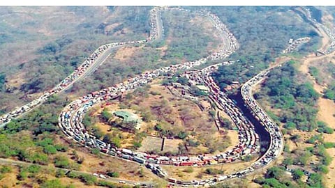 ಮುಂಬೈ -ಪುಣೆ ಎಕ್ಸ್ ಪ್ರೆಸ್ ವೇ ನಲ್ಲಿ ಟ್ರಾಫಿಕ್ ಜಾಮ್