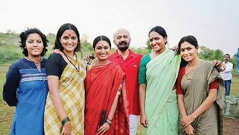 ನಿರ್ದೇಶಕಿ ಸುಮನಾ ಕಿತ್ತೂರು ಮತ್ತು ಕಲಾವಿದರೊಂದಿಗೆ ಅಗ್ನಿ ಶ್ರೀಧರ್