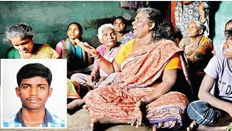 ಮಗನ ಸಾವಿನ ದುಃಖವನ್ನು ತಾಳಲಾರದೆ ರೋದಿಸುತ್ತಿರುವ ಸೂರ್ಯನ ತಾಯಿ ಅಲಮೇಲ ಮತ್ತು ಆಕೆಯ ಸಂಬಂಧಿಕರು. ಒಳಚಿತ್ರದಲ್ಲಿ ಸೂರ್ಯ.