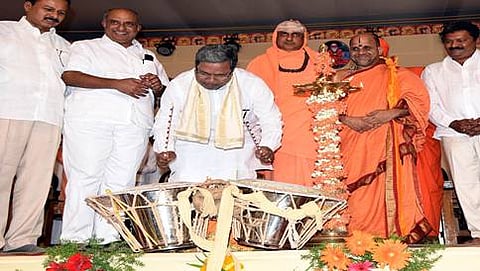 ನಗಾರಿ ಬಾರಿಸುವ ಮೂಲಕ ಸುತ್ತೂರು ಮಠದ ಜಾತ್ರೆಗೆ ಮುಖ್ಯಮಂತ್ರಿ ಸಿದ್ದರಾಮಯ್ಯ ಚಾಲನೆ ನೀಡಿದರು.