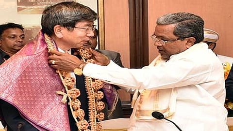ಏಷ್ಯಾ ಅಭಿವೃದ್ಧಿ ಬ್ಯಾಂಕ್ ಅಧ್ಯಕ್ಷ ಟೆಕೆಹಿಕೊ ನಕಾವೋ ಅವರನ್ನು ಸ್ವಾಗತಿಸಿದ ಮುಖ್ಯಮಂತ್ರಿ ಸಿದ್ದರಾಮಯ್ಯ