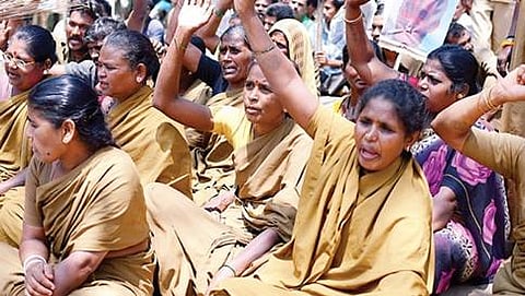 ಪ್ರತಿಭಟನೆಯಲ್ಲಿ ತೊಡಗಿರುವ ಬನ್ನೇರುಘಟ್ಟ ಜೈವಿಕ ಉದ್ಯಾನವನದ ಸಿಬ್ಬಂದಿ