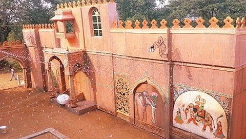 'ಊರ್ವಿ' ಸಿನೆಮಾಗಾಗಿ ಕಲಾತ್ಮಕವಾಗಿ ಮಾರ್ಪಾಡಾದ ಭೂತ ಬಂಗಲೆ