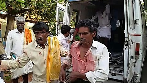 ಅಪಘಾತದಲ್ಲಿ ಗಾಯಗೊಂಡವನ್ನು ಆಸ್ಪತ್ರೆಗೆ ಸಾಗಿಸುತ್ತಿರುವ ಚಿತ್ರ