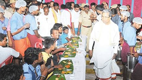 ಸಿದ್ದರಾಮನ ಹುಂಡಿಯಲ್ಲಿ ಏರ್ಪಡಿಸಲಾಗಿದ್ದ ಭೋಜನ ವ್ಯವಸ್ಥೆಯನ್ನು ಪರಿಶೀಲಿಸುತ್ತಿರುವ ಸಿಎಂ