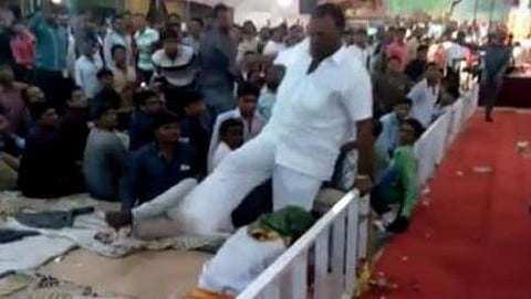 ಬಿಜೆಪಿ ಸಂಸದ ವೃದ್ಧನಿಗೆ ಕಾಲಿನಿಂದ ಒದೆಯುತ್ತಿರುವುದು