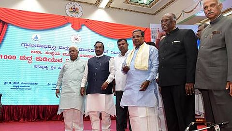 ಗ್ರಾಮೀಣಾಭಿವೃದ್ಧಿ ಮತ್ತು ಪಂಚಾಯತ್ ರಾಜ್ ಇಲಾಖೆಯು ರಾಜ್ಯದ ವಿವಿಧ ಗ್ರಾಮಗಳಲ್ಲಿ ನಿರ್ಮಿಸಿರುವ 1,000 ಶುದ್ಧ ಕುಡಿಯುವ ನೀರಿನ ಘಟಕಗಳಿಗೆ ಚಾಲನೆ ನೀಡಿದ ಮುಖ್ಯಮಂತ್ರಿ ಸಿದ್ದರಾಮಯ್