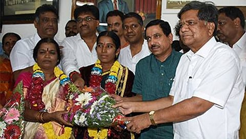 ನೂತನ ಮೇಯರ್, ಉಪ ಮೇಯರ್ ಗೆ ಅಭಿನಂದನೆ ಸಲ್ಲಿಸುತ್ತಿರುವ ಜಗದೀಶ್ ಶೆಟ್ಟರ್, ಪ್ರಹ್ಲಾದ್ ಜೋಶಿ