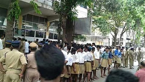 ಆಸ್ಪತ್ರೆಯ ಮುಂದೆ ಕೊಲ್ಲಂ ಅಗ್ನಿ ದುರಂತದ ಗಾಯಾಳುಗಳಿಗೆ ರಕ್ತದಾನ ಮಾಡಲು ಸಿದ್ಧರಾಗಿ ನಿಂತಿರುವ ಆರೆಸ್ಸೆಸ್  ಕಾರ್ಯಕರ್ತರು (ಕೃಪೆ: ಫೇಸ್ಬುಕ್ )