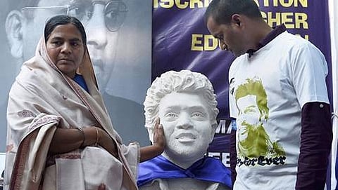 ಬೌದ್ಧ ಧರ್ಮವನ್ನು ಸ್ವೀಕರಿಸಲಿರುವ ರೋಹಿತ್ ವೇಮುಲಾ ತಾಯಿ ಹಾಗೂ ಸಹೋದರ