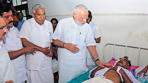 ಅಗ್ನಿ ದುರಂತದ ಗಾಯಾಳುಗಳ ಆರೋಗ್ಯ ವಿಚಾರಿಸುತ್ತಿರುವ ಪ್ರಧಾನಿ ನರೇಂದ್ರ ಮೋದಿ