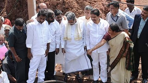 ಕಾಮಗಾರಿ ಪರಿಶೀಲಿಸುತ್ತಿರುವ ಸಿದ್ದರಾಮಯ್ಯ