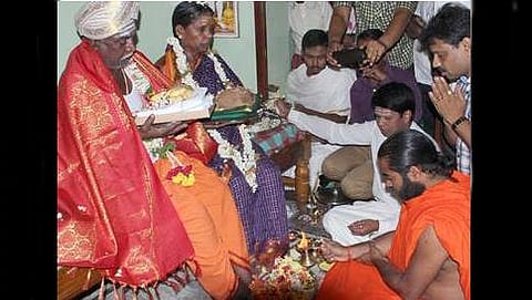 ಪೌರಕಾರ್ಮಿಕ ದಂಪತಿಯ ಪಾದ ಪೂಜೆ ನಡೆಸಿದ ವಚನಾನಂದ ಸ್ವಾಮೀಜಿ