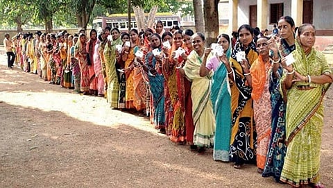 ಪಶ್ಚಿಮ ಬಂಗಾಳದಲ್ಲಿ ನಡೆಯುತ್ತಿರುವ ವಿಧಾನಸಭಾ ಚುನಾವಣೆ ಹಿನ್ನೆಲೆಯಲ್ಲಿ ಮತ ಹಾಕಲು ಸಾಲಿನಲ್ಲಿ ನಿಂತಿರುವ ಮಹಿಳೆಯರು