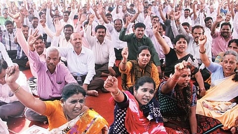 ಮುಷ್ಕರ ನಡೆಸುತ್ತಿದ್ದ ಉಪನ್ಯಾಸಕರು