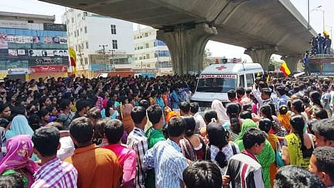 ಕೇಂದ್ರ ಸರ್ಕಾರ ನೀತಿ ವಿರೋಧಿಸಿ ರಸ್ತೆ ತಡೆದು ಪ್ರತಿಭಟನೆ ನಡೆಸಿದ ಕಾರ್ಮಿಕರು