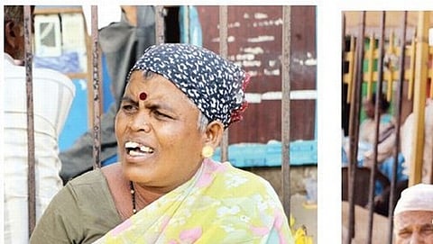 ಪ್ಲಾಸ್ಟಿಕ್ ನಿಷೇಧ: ಸೀರೆ, ಹಣ್ಣುಗಳ ಕೆಳಗೆ ಕವರ್ ಗಳನ್ನಿಟ್ಟುಕೊಂಡು ಮಾರಾಟ