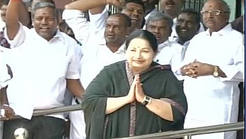 ತಮ್ಮ ಬೆಂಬಲಿಗರೊಂದಿಗೆ ಆಗಮಿಸಿ ನಾಮಪತ್ರ ಸಲ್ಲಿಸಿದ ಮುಖ್ಯಮಂತ್ರಿ ಜಯಲಲಿತಾ