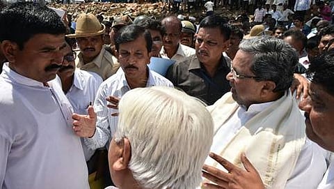 ಬರ ಕಾಮಗಾರಿ ಪರಿಶೀಲಿಸುತ್ತಿರುವ ಸಿಎಂ ಹಾಗೂ ಸಚಿವ ಎಚ್.ಕೆ.ಪಾಟೀಲ್