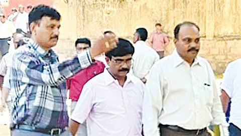 ಪ್ರಶ್ನೆ ಪತ್ರಿಕೆ ಸೋರಿಕೆಯ ಮತ್ತೊಬ್ಬ ಆರೋಪಿ ಓಬಳರಾಜು(ಮಧ್ಯದಲ್ಲಿರುವವನು)ವನ್ನು ಸಿಐಡಿ ಪೊಲೀಸರು ಕರೆದೊಯ್ಯುತ್ತಿರುವಾಗ ಟಿವಿಯಿಂದ ತೆಗೆದ ಚಿತ್ರ
