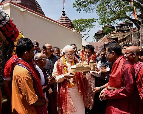ಅಸ್ಸಾಂ ನಲ್ಲಿ ಸಮಾವೇಶಕ್ಕೂ ಮುನ್ನ ಗುವಾಹಟಿಯಲ್ಲಿರುವ ಕಾಮಾಕ್ಯ ದೇವಾಲಯದಲ್ಲಿ ಪ್ರಧಾನಿ ಮೋದಿ ಪೂಜೆ ಸಲ್ಲಿಸಿಲಿದರು.