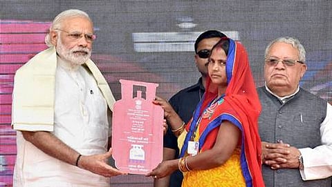 ಉತ್ತರ ಪ್ರದೇಶದ ಬಲ್ಲಿಯಾದಲ್ಲಿ ಪ್ರಧಾನ ಮಂತ್ರಿ ಉಜ್ವಲ ಯೋಜನೆಗೆ ಚಾಲನೆ ನೀಡಿದ ನರೇಂದ್ರ ಮೋದಿ