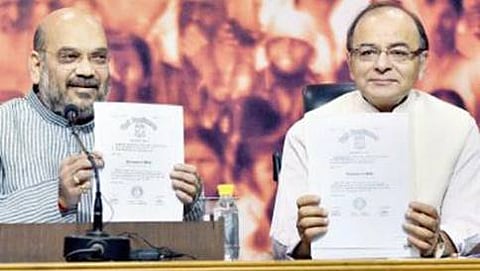ನರೇಂದ್ರ ಮೋದಿ ಪದವಿ ಪ್ರಮಾಣಪತ್ರ ಪ್ರದರ್ಶಿಸುತ್ತಿರುವ ಅಮಿತ್ ಶಾ ಹಾಗೂ ಅರುಣ್ ಜೇಟ್ಲಿ