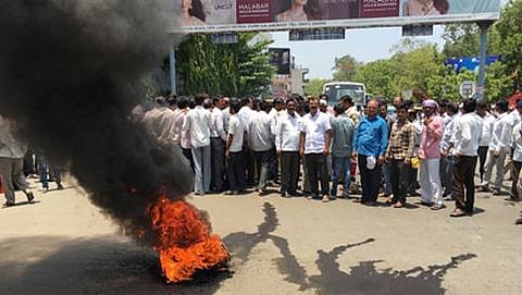 ಟೈರ್ ಗೆ ಬೆಂಕಿ ಹಚ್ಚಿದ ಪ್ರತಿಭಟನಾಕಾರರು