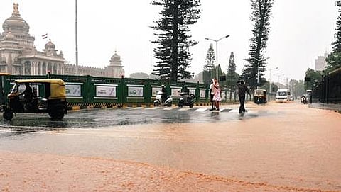 ವಿಧಾನ ಸೌಧದ ಮುಂಭಾಗ ಅಂಬೇಡ್ಕರ್ ವೀದಿಯಲ್ಲಿ ಜೋರಾಗಿ ಮಳೆ ಬಂದಾಗ ರಸ್ತೆ ಮೇಲೆಲ್ಲಾ ನೀರು ತುಂಬಿಕೊಂಡು ಹರಿಯುವುದು.