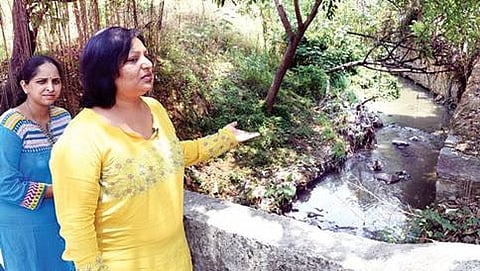 ತೆರೆದ ಚರಡಿಯಿಂದ ಸಾರ್ವಜನಿಕರಿಗೆ ಸಮಸ್ಯೆ ಉಂಟಾಗುತ್ತಿರುವುದರ ಬಗ್ಗೆ ನಟಿ ಶ್ರೀದೇವಿ ಮಾಹಿತಿ ನೀಡುತ್ತಿರುವುದು