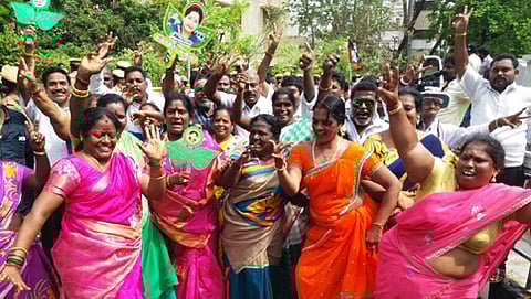 ಎಐಎಡಿಎಂಕೆ ಕಚೇರಿಯಲ್ಲಿ ಸಂಭ್ರಮ (ಟಿಎನ್ ಐಇ ಚಿತ್ರ)