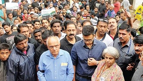 ಮೆಟ್ಟಿಲು ಹತ್ತಿ ಪ್ರತಿಭಟಿಸುವ ಕಾರ್ಯಕ್ಕೆ ಸಾಹಿತಿ ಡಾ.ಎಸ್.ಎಲ್ ಭೈರಪ್ಪ, ಪ್ರಮೋದಾದೇವಿ ಹಾಗೂ ಯದುವೀರ್ ಅವರು ಚಾಲನೆ ನೀಡಿದ್ದರು.