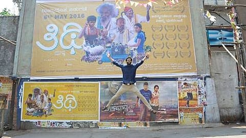 ಬೆಂಗಳೂರಿನಲ್ಲಿ 'ತಿಥಿ' ಬಿಡುಗಡೆಯ ಸಂಭ್ರಮದಲ್ಲಿ ಕುಪ್ಪಳಿಸಿದ ನಿರ್ದೇಶಕ ರಾಮ್ ರೆಡ್ಡಿ (ಚಿತ್ರ ಕೃಪೆ: ರಾಮ್ ರೆಡ್ಡಿ ಫೇಸ್ಬುಕ್ ಪುಟ)