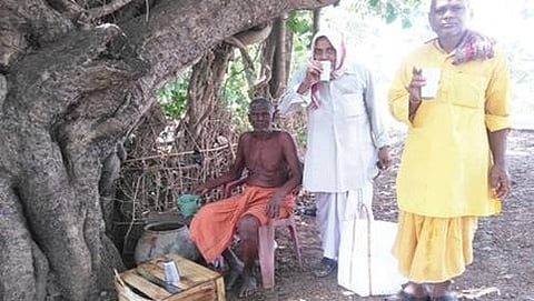 ಜನರಿಗೆ ನೀರು ಒದಗಿಸುತ್ತಿರುವ ರೈತ ನಟಬರ್ ನಾಯಕ್