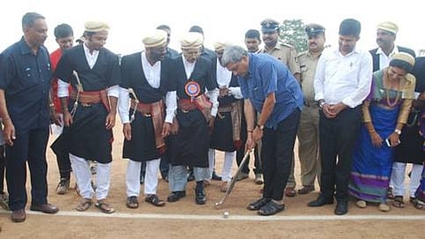 ಮಡಿಕೇರಿಯಲ್ಲಿ ಹಾಕಿ ಪಂದ್ಯಕ್ಕೆ ಚಾಲನೆ ನೀಡಿದ ಮನೋಹರ್ ಪರಿಕ್ಕರ್