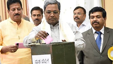 ಮತ ಹಾಕುತ್ತಿರುವ ಸಿಎಂ ಸಿದ್ದರಾಮಯ್ಯ