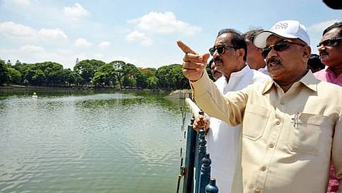 ಹಲಸೂರು ಕೆರೆ ಪ್ರದೇಶಕ್ಕೆ ನಗರಾಭಿವೃದ್ಧಿ ಸಚಿವ ಕೆ.ಜೆ.ಜಾರ್ಜ್ ಭೇಟಿ ನೀಡಿ ಪರಿಶೀಲನೆ ನಡೆಸುತ್ತಿರುವುದು