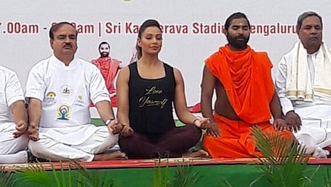 ಯೋಗ ದಿನಾಚರಣೆಯಲ್ಲಿ ಸಿಎಂ ಸಿದ್ದರಾಮಯ್ಯ, ನಟಿ ಬಿಪಾಶಬಸು ಮತ್ತು ಕೇಂದ್ರ ಸಚಿವ ಅನಂತ್ ಕುಮಾರ್