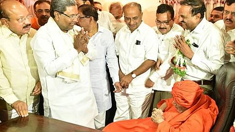 ಸಿದ್ಧಗಂಗಾ ಮಠಕ್ಕೆ ಭೇಟಿ ನೀಡಿದ ಸಂದರ್ಭ ಶ್ರೀಗಳ ಆರ್ಶೀವಾದ ಪಡೆದ ಸಿಎಂ (ಸಂಗ್ರಹ ಚಿತ್ರ)