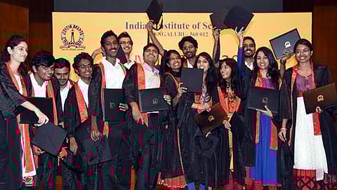 ಘಟಿಕೋತ್ಸವದಲ್ಲಿ ಸಂಭ್ರಮಿಸುತ್ತಿರುವ ವಿದ್ಯಾರ್ಥಿಗಳು