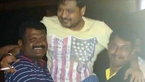 ಲೋಕೋಪಯೋಗಿ ಸಚಿವ ಡಾ.ಹೆಚ್.ಸಿ. ಮಹದೇವಪ್ಪ ಅವರ ಪುತ್ರ ಸುನೀಲ್ ಬೋಸ್ ರನ್ನು ಹೆಗಲ ಮೇಲೆ ಹೊತ್ತಿರುವ ಅಧಿಕಾರಿಗಳು