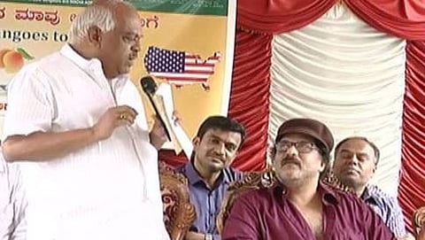 ಮಾವು ಎಕ್ಸ್ ಪೋರ್ಟ್ ಮೇಳದಲ್ಲಿ 'ಕ್ರೇಜಿ' ಸ್ಟಾರ್ ಮಾತಿಗೆ ಸಚಿವ ರಮೇಶ್ ಕುಮಾರ್ ಗರಂ